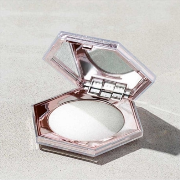 Fenty Beauty Other - Fenty Beauty by Rihanna Diamond Bomb All Over Diamond Veil How Many Carats BNIB